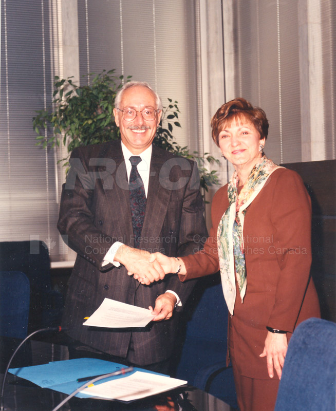 Signing of MOU by Dr. P.O. Perron of the NRC and Deputy Minister Lorette Goulet of the Federal Office of Regional Development, Feb. 15 1994 002