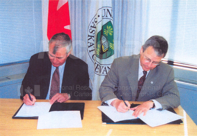 Signing of the NRC-U of S Contribution Agreement at the University of Saskatchewan 27 June 2000 01