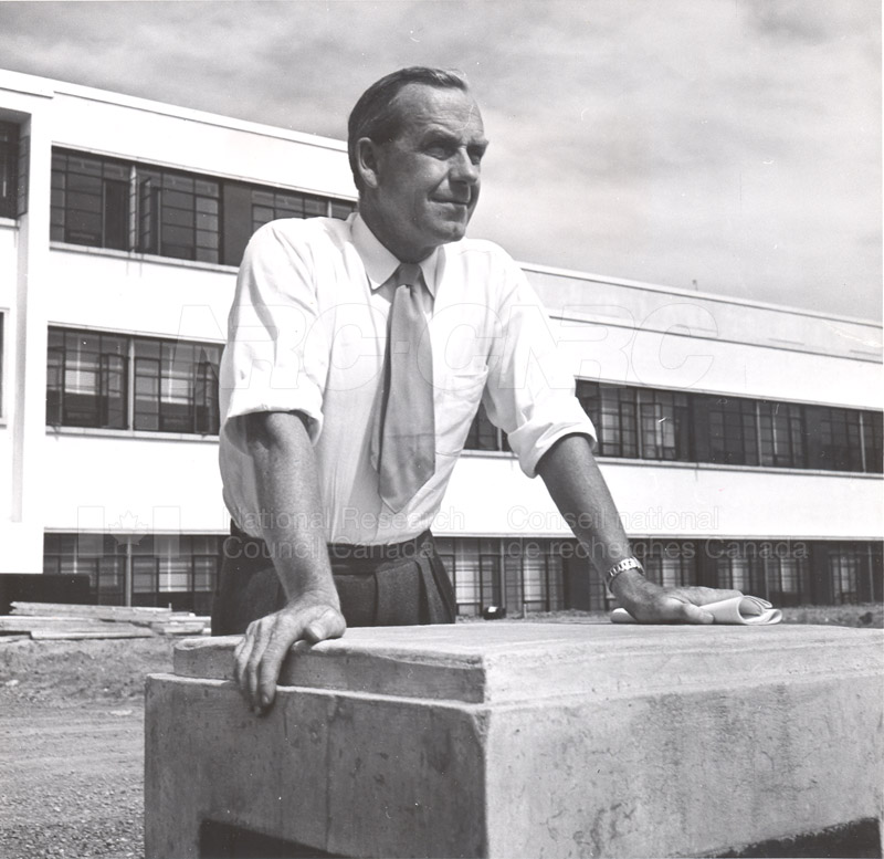 Dr. Steacie, Dr. I.E. Puddington Applied Chemistry Building no.32 1952 005