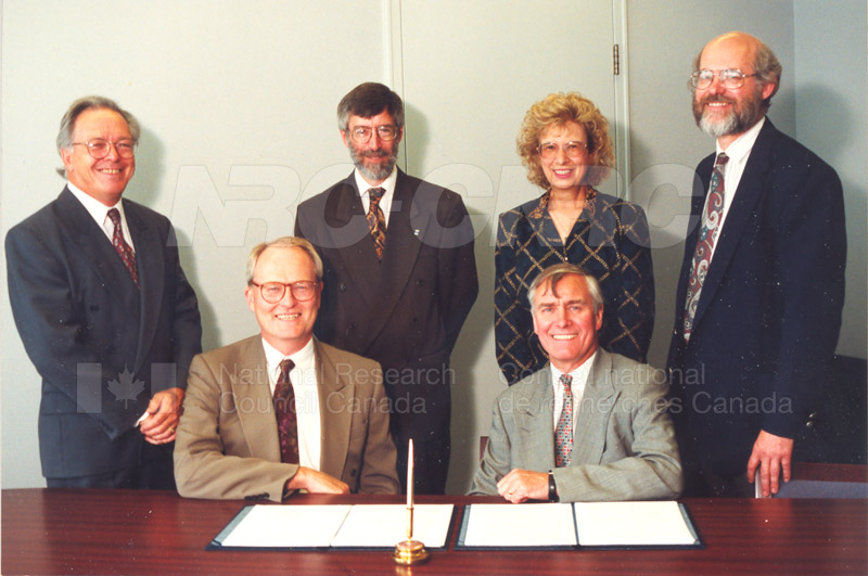 Memorandum of Understanding Signing NRC-CISTI and Agriculture & Agri-Food Canada 29 Aug. 1997 015