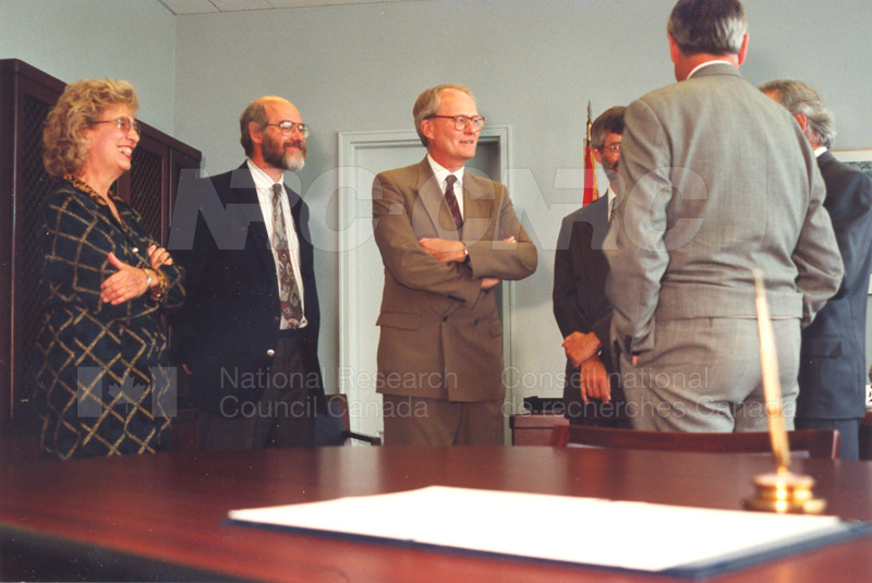 Memorandum of Understanding Signing NRC-CISTI and Agriculture & Agri-Food Canada 29 Aug. 1997 012