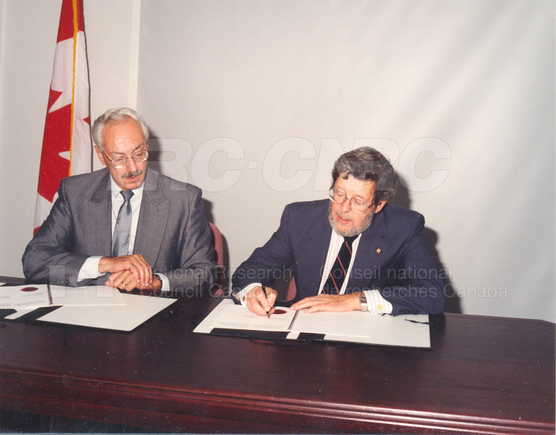 Signing of MOU for Advanced Systems Research Aircraft- 9 July 1992 002