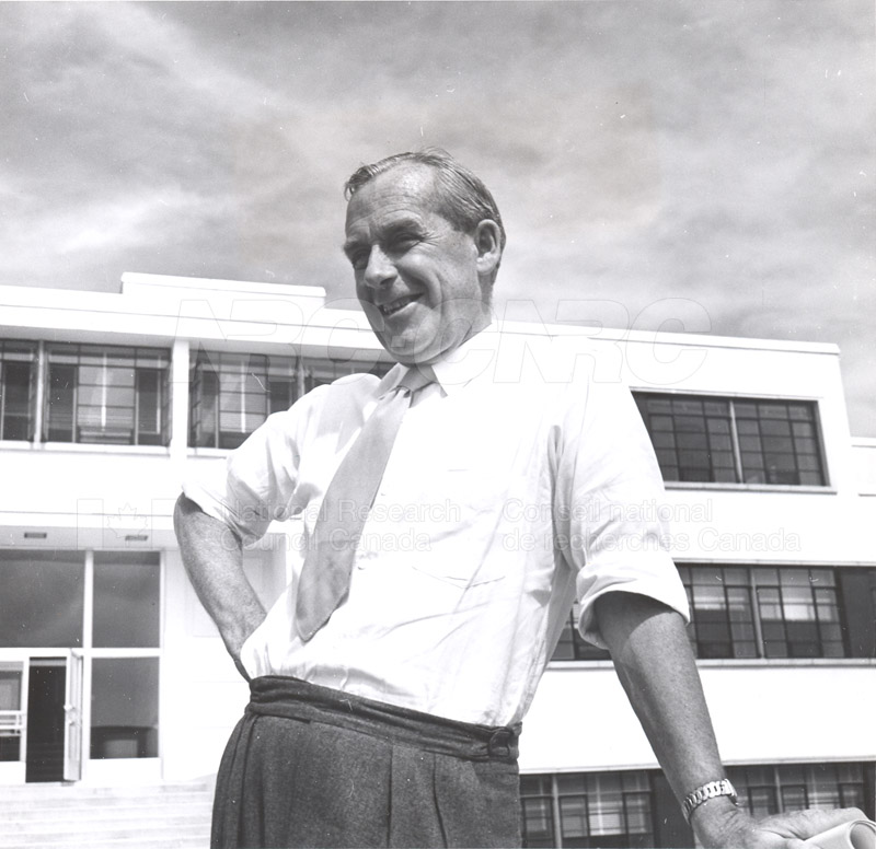 Dr. Steacie, Dr. I.E. Puddington Applied Chemistry Building no.32 1952 008