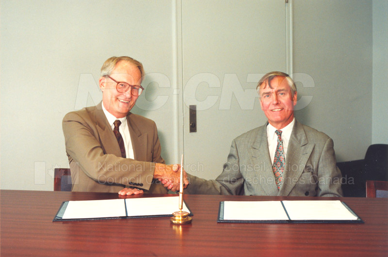 Memorandum of Understanding Signing NRC-CISTI and Agriculture & Agri-Food Canada 29 Aug. 1997 004