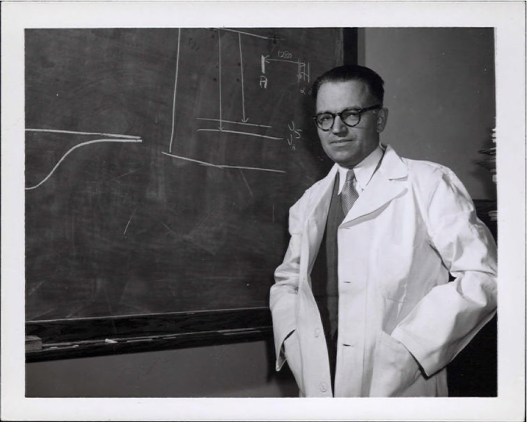 Tab 1: Gerhard Herzberg in lab coat at blackboard, photo 2