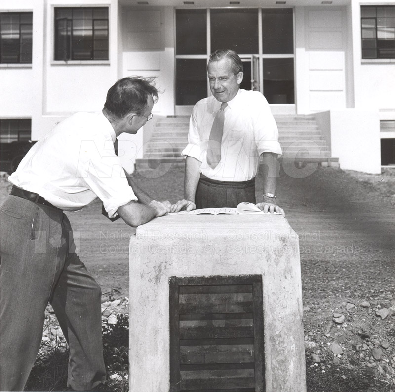 Dr. Steacie, Dr. I.E. Puddington Applied Chemistry Building no.32 1952 002