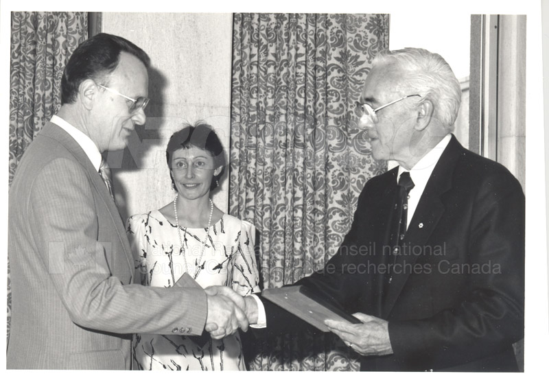 Présentation de plaques pour les 25 ans de service, mai 1985 003