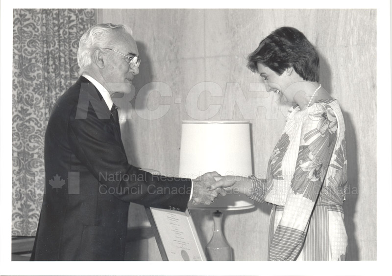 Prix de donneur de sang Croix-Rouge décérné au CNRC 1985 002