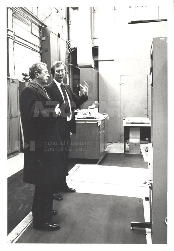 Services corporatifs - visite de l'ambassadeur français au lab d'hydraulique 1981 010