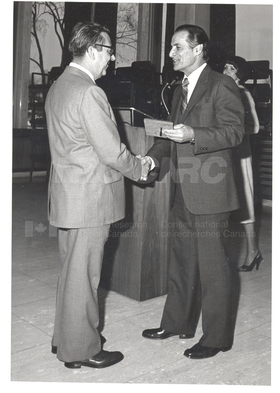 Présentation de plaques pour les 25 ans de service, 1980 022
