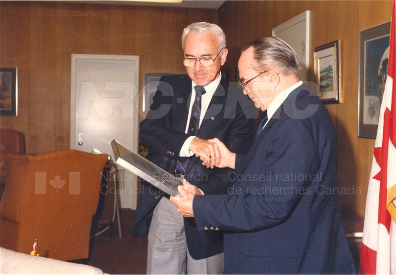 Prix pour les 40 ans de services à M. Clement St. Jacques, 19 juillet 1985 004