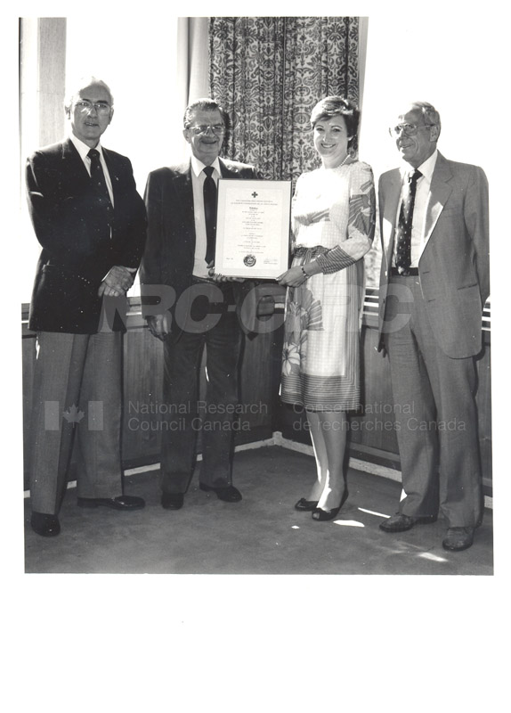 Prix de donneur de sang Croix-Rouge décérné au CNRC 1985 001
