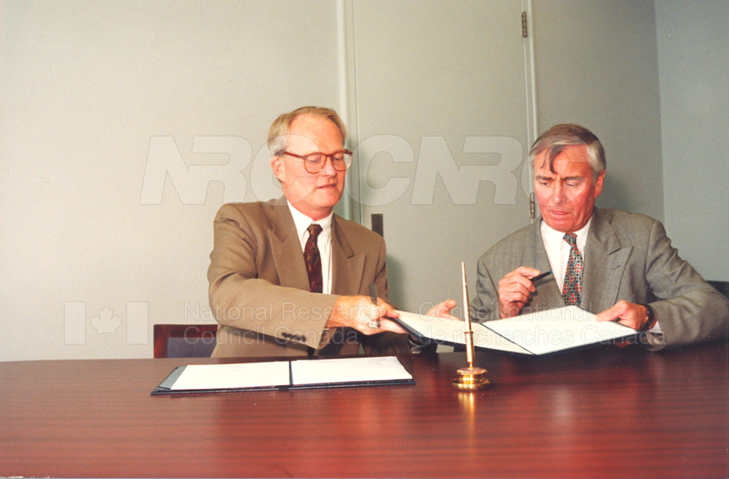 Memorandum of Understanding Signing NRC-CISTI and Agriculture & Agri-Food Canada 29 Aug. 1997 009