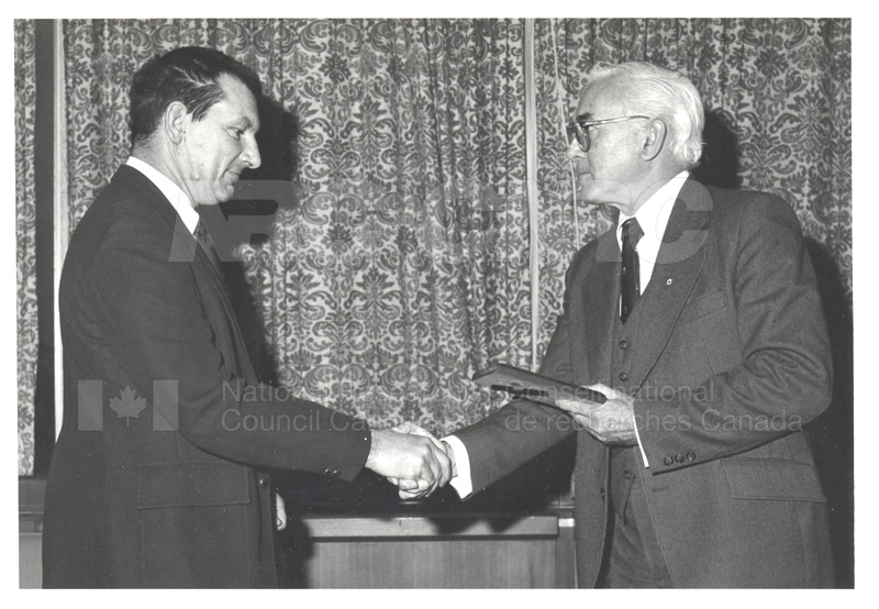 Présentation de plaques pour les 25 ans de service, 1981 005