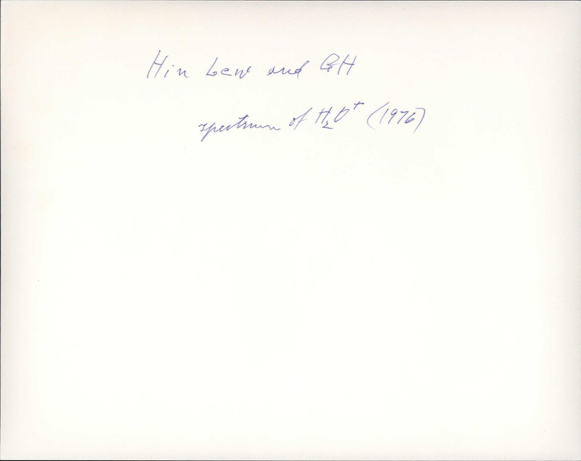 Onglet 2 : Hin Lew avec Gerhard Herzberg, spectre du H₂O⁺ (1976)
