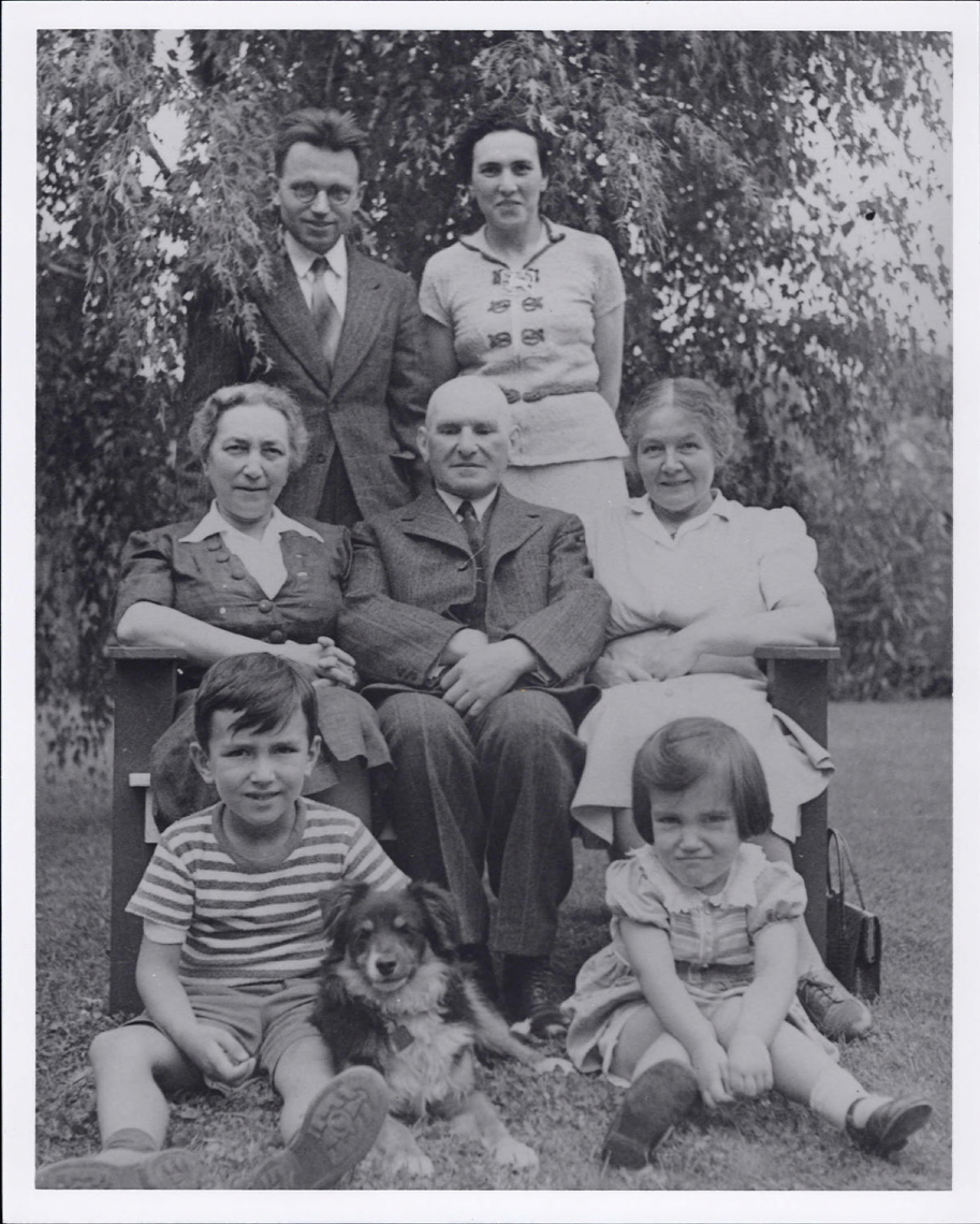 Onglet 1 : Gerhard Herzberg avec sa famille à Saskatoon, vers 1939