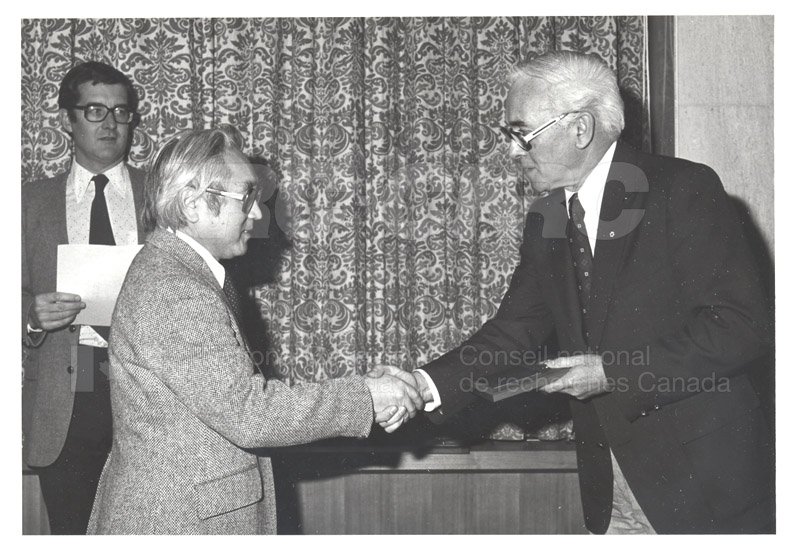 Présentation de plaques pour les 25 ans de service, 1981 035