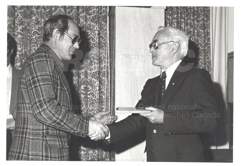 Présentation de plaques pour les 25 ans de service, 1981 041