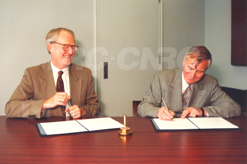 Memorandum of Understanding Signing NRC-CISTI and Agriculture & Agri-Food Canada 29 Aug. 1997 018