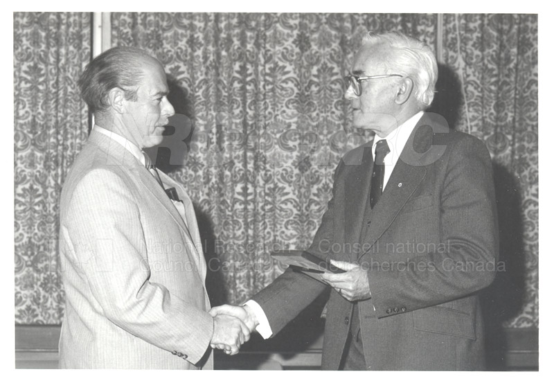 Présentation de plaques pour les 25 ans de service, 1981 023