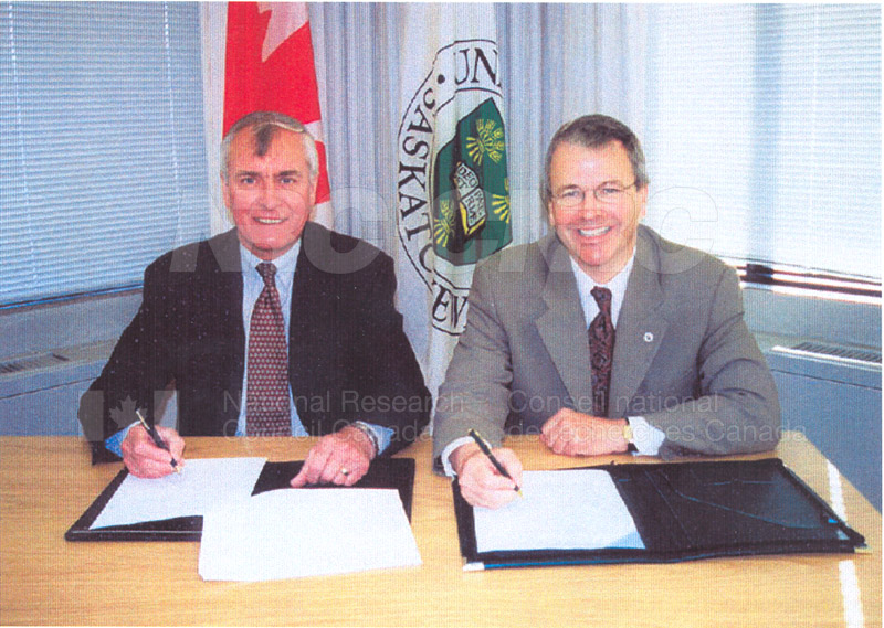 Signing of the NRC-U of S Contribution Agreement at the University of Saskatchewan 27 June 2000 02