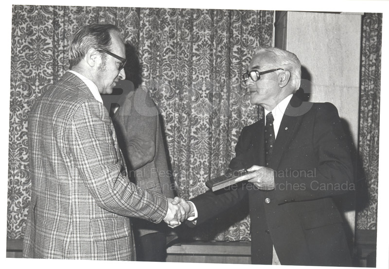 Présentation de plaques pour les 25 ans de service, 1981 037