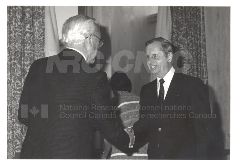 Présentation de plaques pour les 25 ans de service, 1984 009