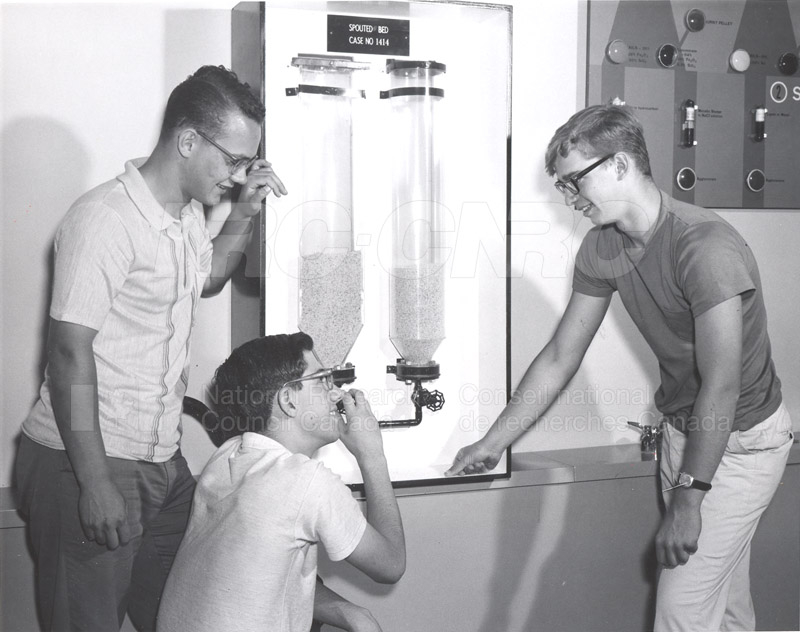 Visite des étudiants d'été en sciences 1965 003