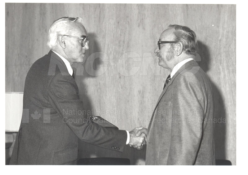 Présentation de plaques pour les 25 ans de service, 1983 029