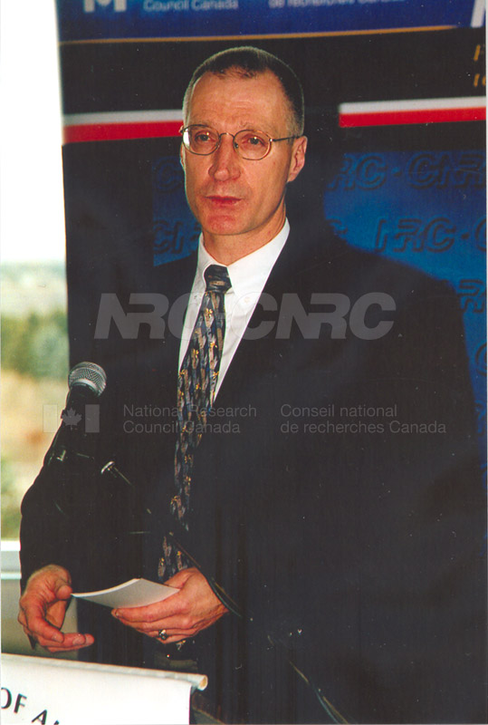 Signature du protocole d'entente pour créer l'INN (Institut National de nanotechnologie) 14 novembre 2001 015