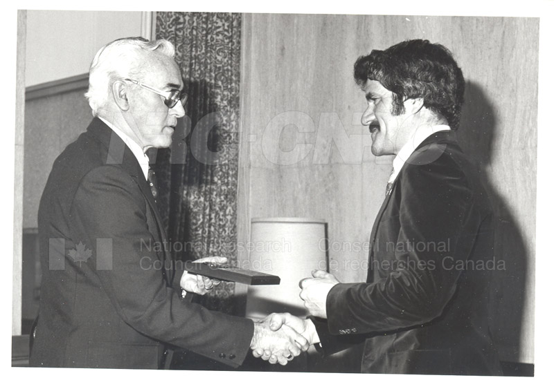 Présentation de plaques pour les 25 ans de service, 1981 043