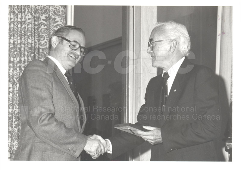 Présentation de plaques pour les 25 ans de service, 1983 018