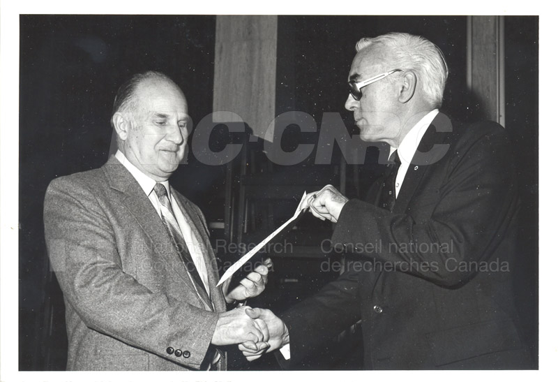 Présentation de plaques pour les 25 ans de service, 1980 010