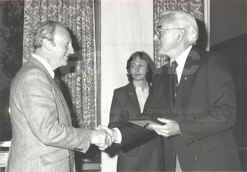 Présentation de plaques pour les 25 ans de service, 1983 016