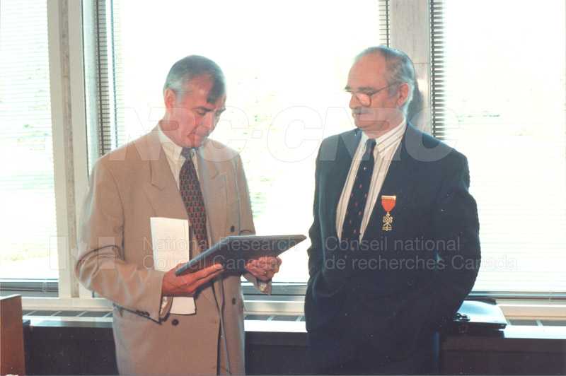 Memorandum of Understanding Signing NRC-CISTI and Agriculture & Agri-Food Canada 29 Aug. 1997 017